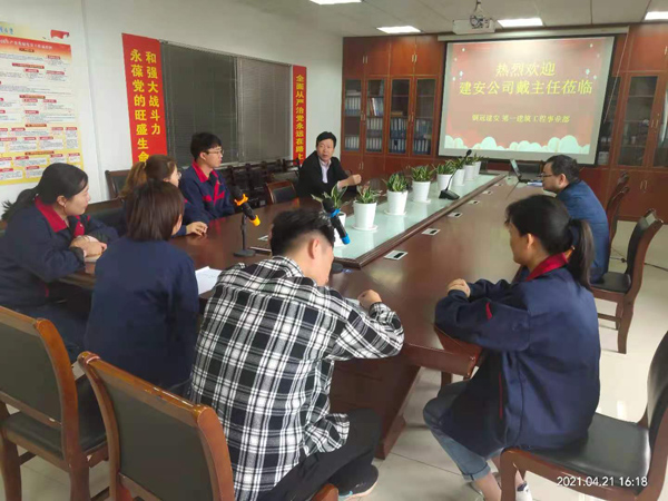 第一建筑工程事業(yè)部舉辦專(zhuān)業(yè)技術(shù)交流會(huì )暨導師帶徒簽約儀式