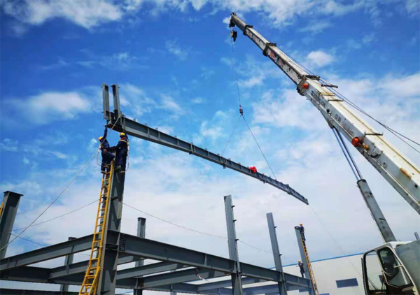 豐正科技1#消毒劑廠(chǎng)房完成首榀鋼梁吊裝