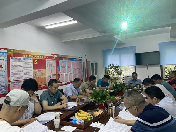 商品混凝土公司召開(kāi)三屆八次董事會(huì )