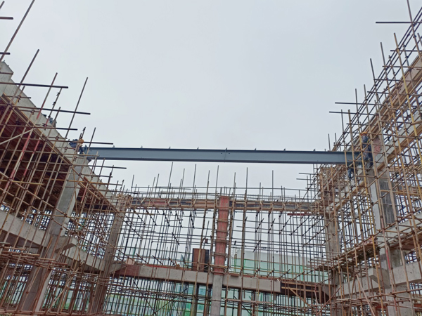 銅箔三期分切車(chē)間首榀鋼梁吊裝完成