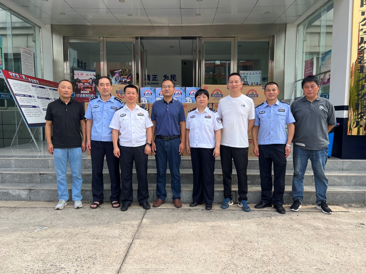 公司副總經(jīng)理朱文志到經(jīng)開(kāi)區公安分局及新城派出所進(jìn)行高溫慰問(wèn)