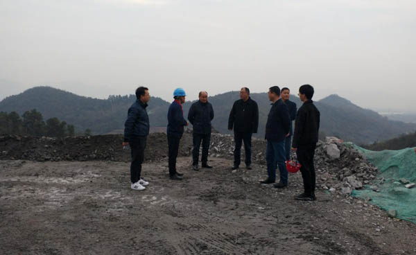 集團公司黨委副書(shū)記、總經(jīng)理龔華東到矸石項目部視察 