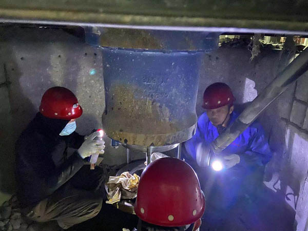 矸石項目部開(kāi)展設備維保工作 