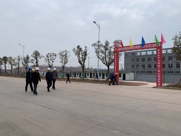 公司領(lǐng)導到江西匯盈電解項目指導工作 公司領(lǐng)導到江西匯盈電解項目指導工作