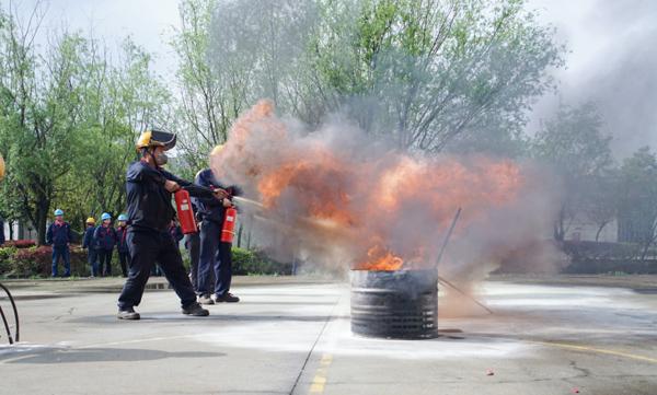 鋼構公司開(kāi)展消防應急演練活動(dòng) 鋼構公司開(kāi)展消防應急演練活動(dòng)