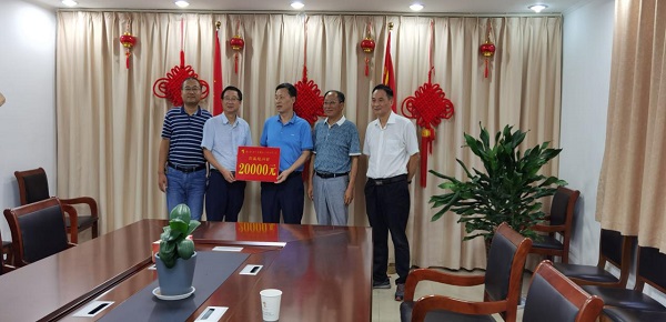 集團公司副總經(jīng)理到公司開(kāi)展高溫慰問(wèn) 集團公司副總經(jīng)理到公司開(kāi)展高溫慰問(wèn)