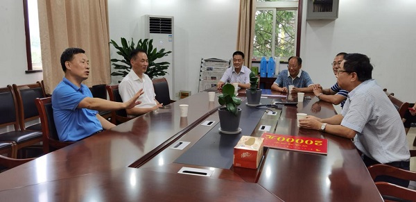 集團公司副總經(jīng)理到公司開(kāi)展高溫慰問(wèn) 集團公司副總經(jīng)理到公司開(kāi)展高溫慰問(wèn)