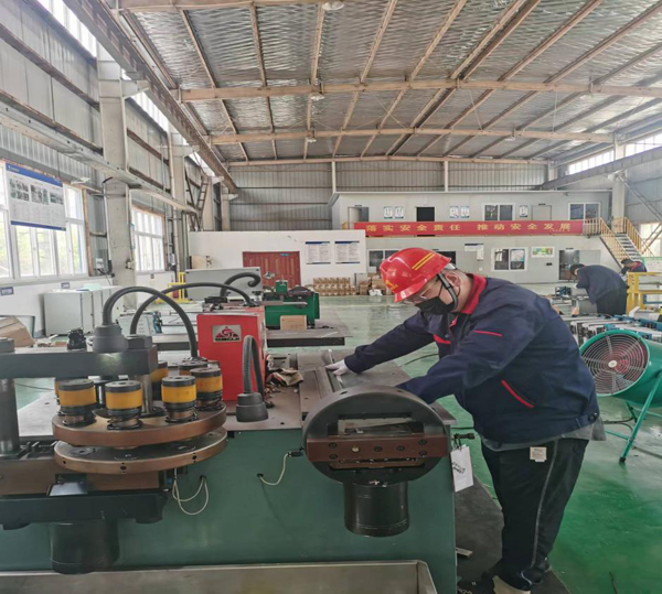 電控設備廠(chǎng)開(kāi)足馬力掀起生產(chǎn)熱潮 電控設備廠(chǎng)開(kāi)足馬力掀起生產(chǎn)熱潮