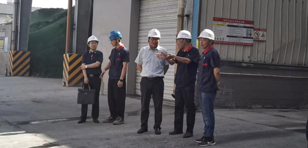 集團公司黨委委員、股份公司黨委書(shū)記、總經(jīng)理蔣培進(jìn)到建材公司調研