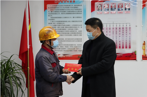 集團公司黨委委員、副總經(jīng)理胡新付到公司走訪(fǎng)慰問(wèn)