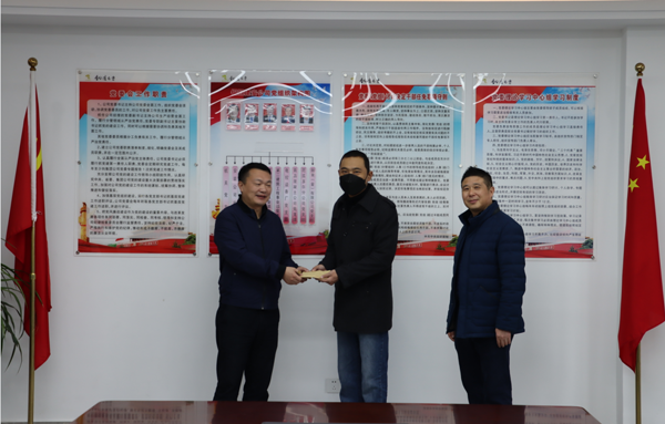 集團公司黨委委員、副總經(jīng)理胡新付到公司走訪(fǎng)慰問(wèn)