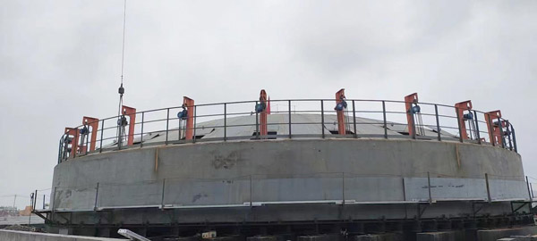 湖北宜昌和友硫酸倉儲物流新建項目首臺酸罐帽頂吊裝成功 湖北宜昌和友硫酸倉儲物流新建項目首臺酸罐帽頂吊裝成功