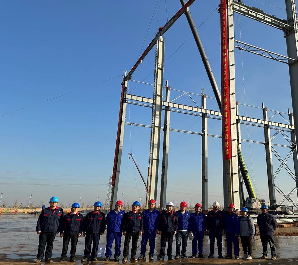 銅基新材料項目渣選礦區域磨浮車(chē)間首榀鋼梁吊裝