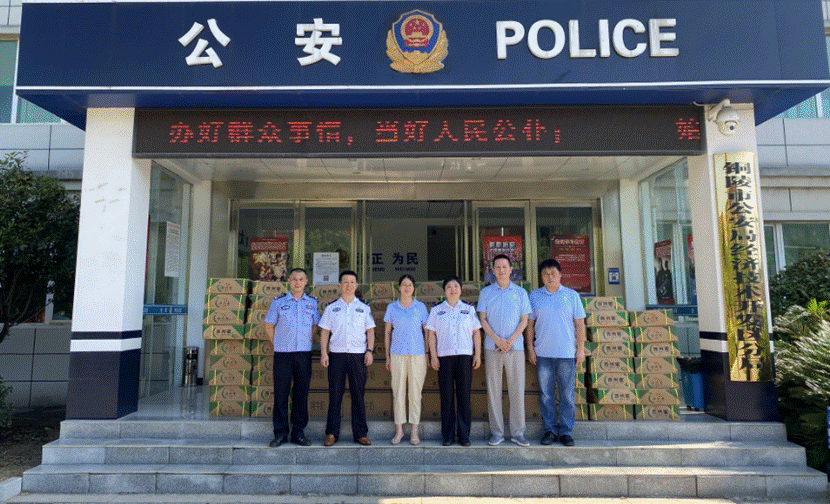 公司到經(jīng)開(kāi)區消防大隊及經(jīng)開(kāi)區公安分局開(kāi)展高溫慰問(wèn) 公司到經(jīng)開(kāi)區消防大隊及經(jīng)開(kāi)區公安分局開(kāi)展高溫慰問(wèn)